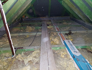 Zateplení stropu rodinného domu pomocí foukané izolace